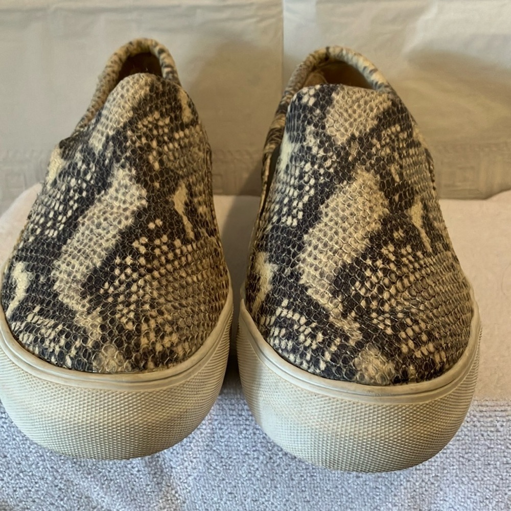 Women’s Vince Camuto Sz 10 Faux Snakeskin Leather Slip on Platform Sneakers GUC